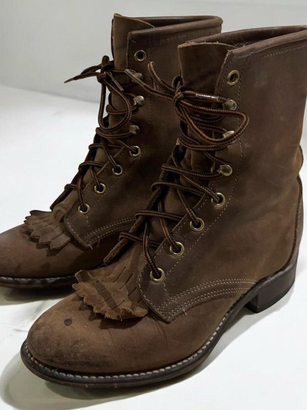 Women's vintage size 6.5 Laredo Brown lace up leather boots with fringe